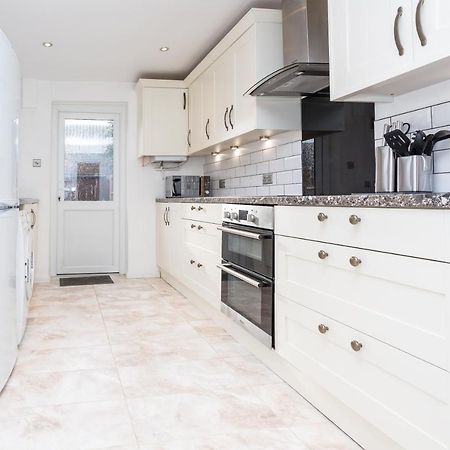 The White & Warm, Free Parking & Wifi, 8 Beds Villa Colchester Exterior foto