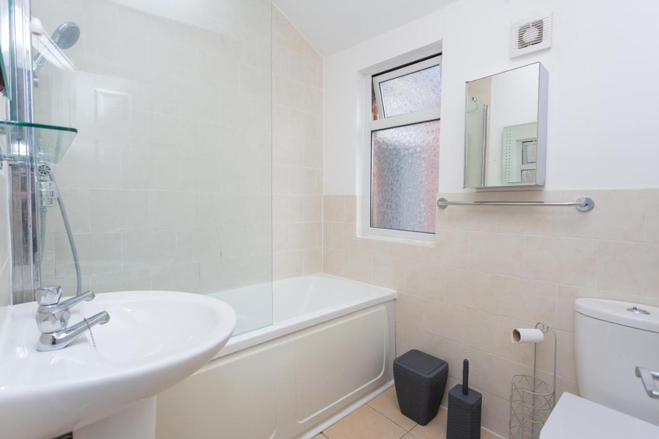 The White & Warm, Free Parking & Wifi, 8 Beds Villa Colchester Exterior foto