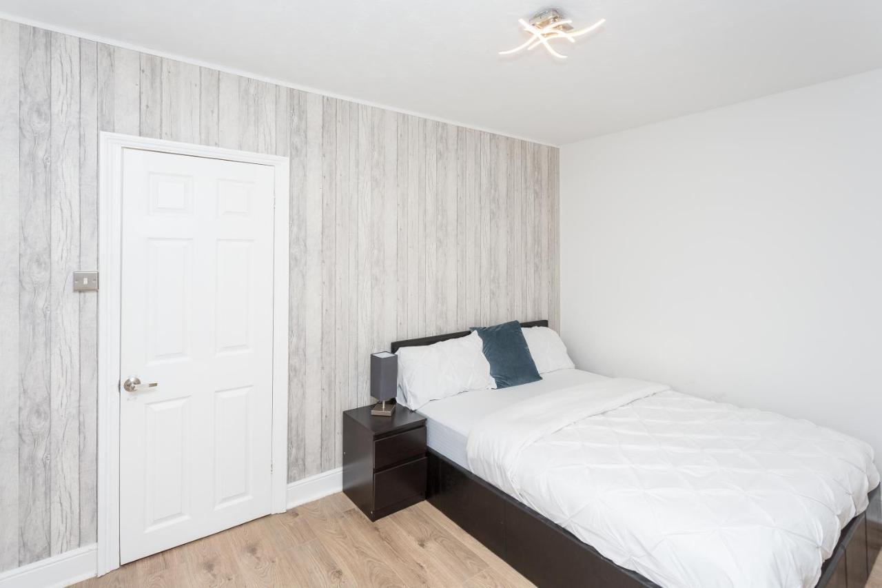 The White & Warm, Free Parking & Wifi, 8 Beds Villa Colchester Exterior foto