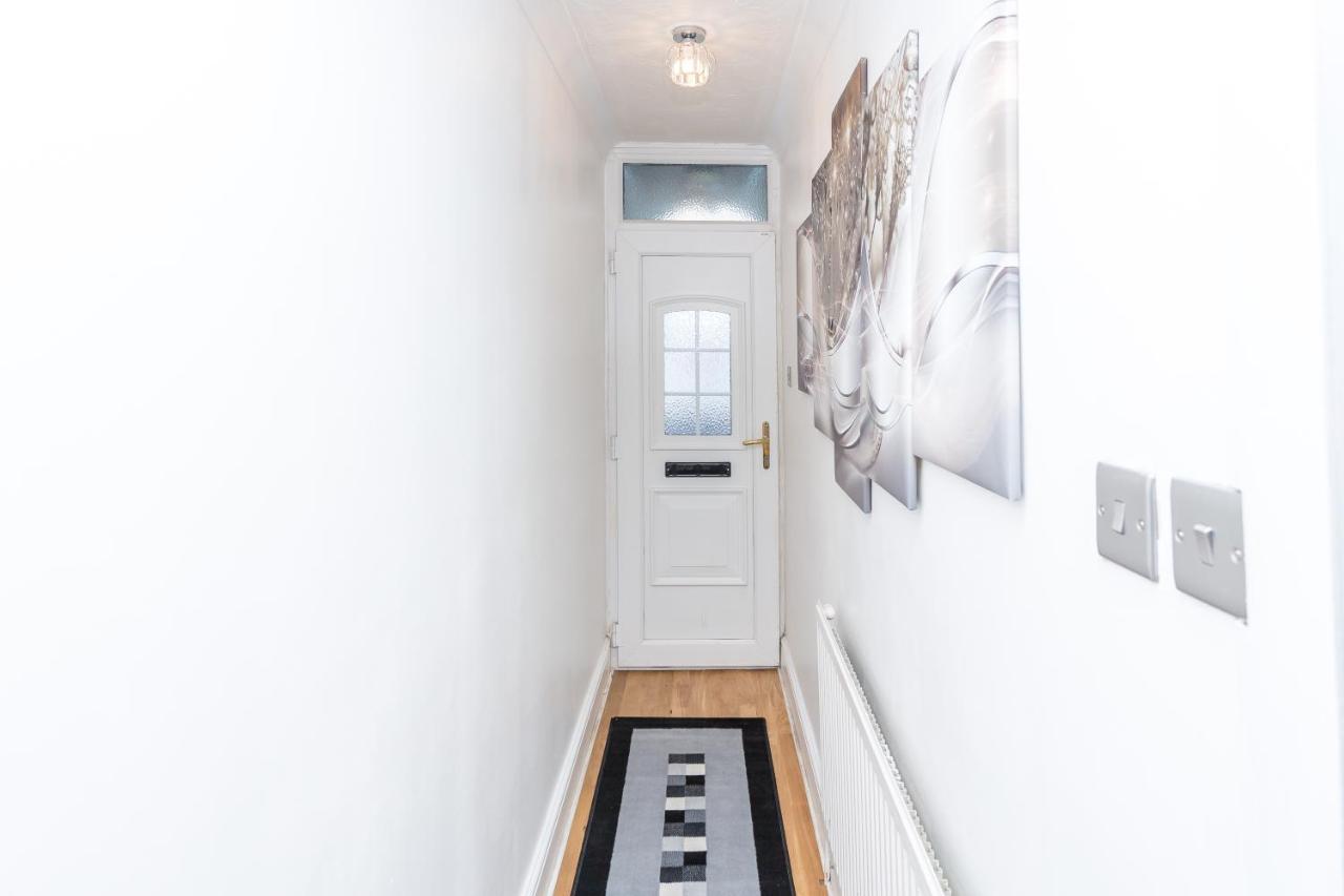 The White & Warm, Free Parking & Wifi, 8 Beds Villa Colchester Exterior foto