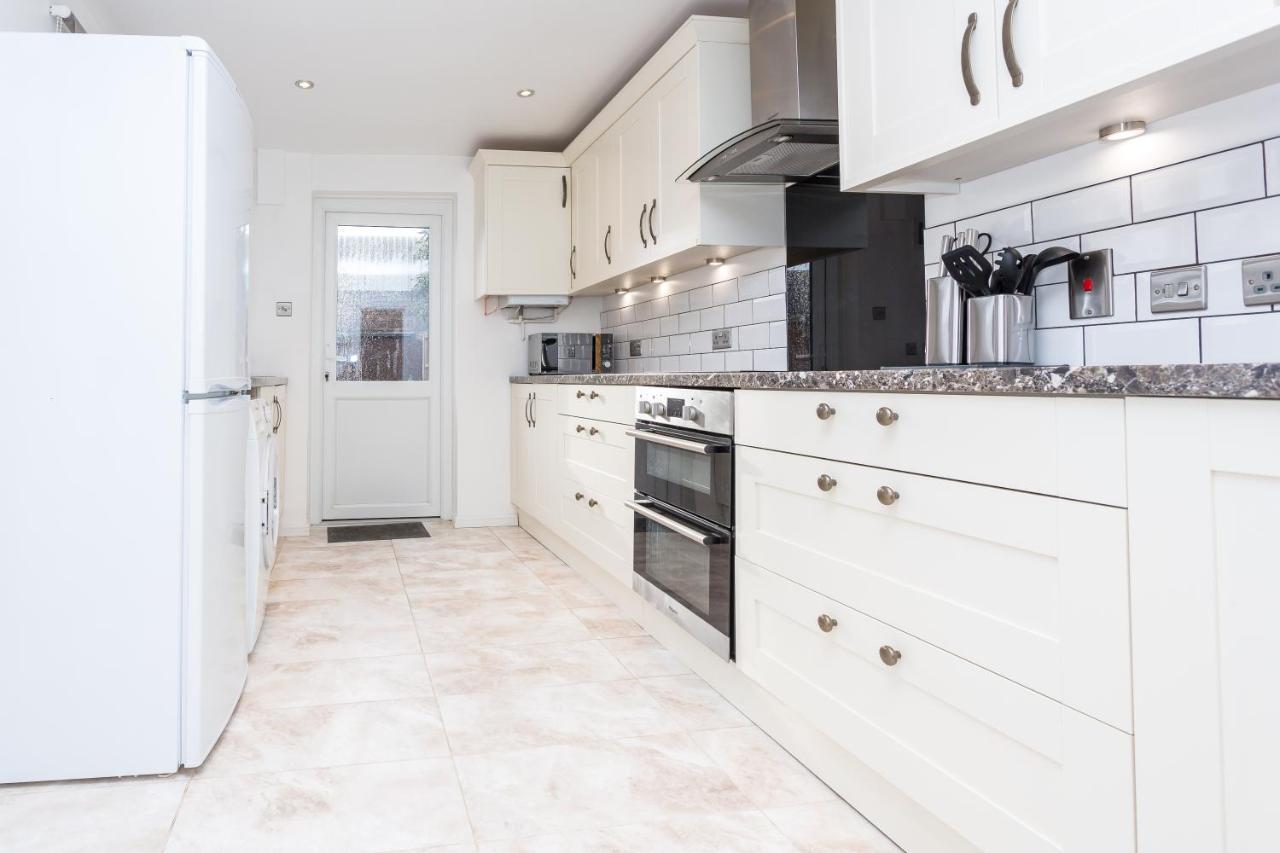 The White & Warm, Free Parking & Wifi, 8 Beds Villa Colchester Exterior foto